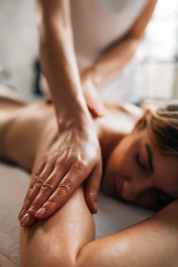 Massagem terapêutica aplicada por profissional na Clínica Márcia Domingos, na Barra da Tijuca